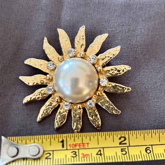 Vintage Sunburst Brooch Faux Pearl Center Pin Goldtone Textured Rays Crystals - Picture 8 of 10